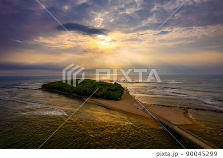 ドローンで空撮した朝の光が幻想的な宮崎県青島と青島神社と鬼の洗濯板 90045299
