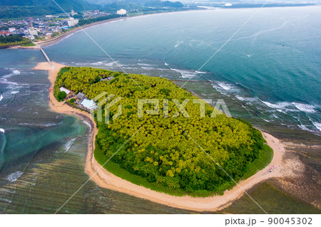 ドローンで空撮した朝の幻想的な宮崎県青島と青島神社と鬼の洗濯板 ドローンで空撮した朝の幻想的な宮崎県青島と青島神社と鬼の洗濯板 90045302