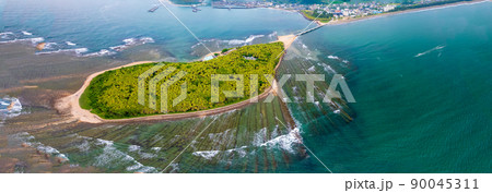 ドローンで空撮した朝の幻想的な宮崎県青島と青島神社と鬼の洗濯板のパノラマ画像 ドローンで空撮した朝の幻想的な宮崎県青島と青島神社と鬼の洗濯板のパノラマ画像 90045311