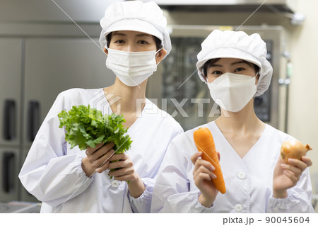 食事を作る女性 食事を作る女性 90045604