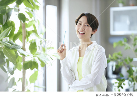 歯磨きをするミドルの女性 歯磨きをするミドルの女性 90045746