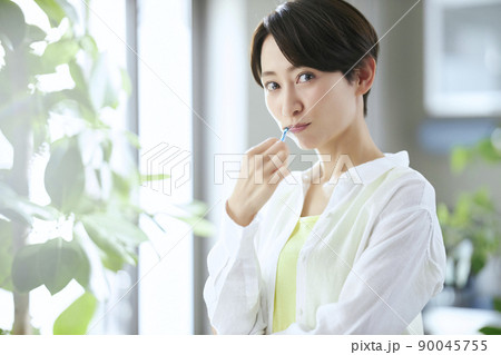 歯磨きをするミドルの女性 歯磨きをするミドルの女性 90045755