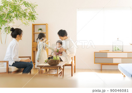 室内　ファミリー　リビング 90046081