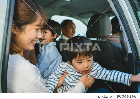 車でお出かけする三世代家族 90046166