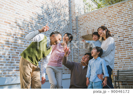 祖父母とお出かけ 90046172