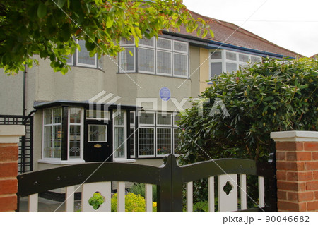 イギリス　リヴァプールのメンローヴアヴェニュー　元ビートルズのジョンレノンが住んだ家メンディップス 90046682