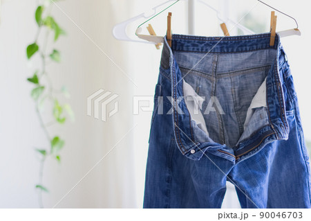 部屋干ししているジーンズ 90046703