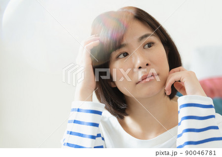 体調不良な女性 90046781