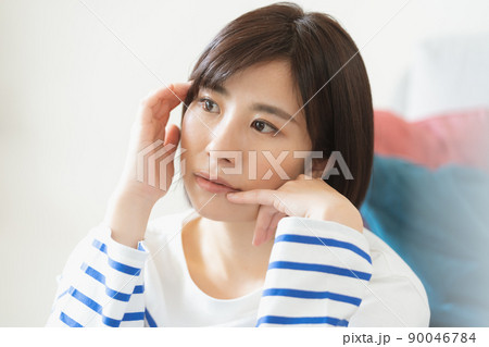 体調不良な女性 90046784