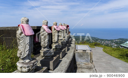 大室山の火口壁に並ぶ八ヶ岳地蔵尊／静岡県伊東市 90046900