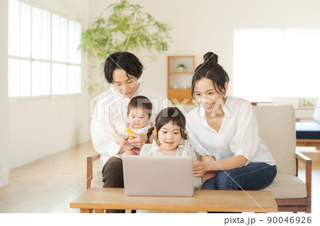 パソコンを操作する子ども　ファミリー 90046926