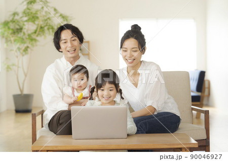 パソコンを操作する子ども　ファミリー 90046927