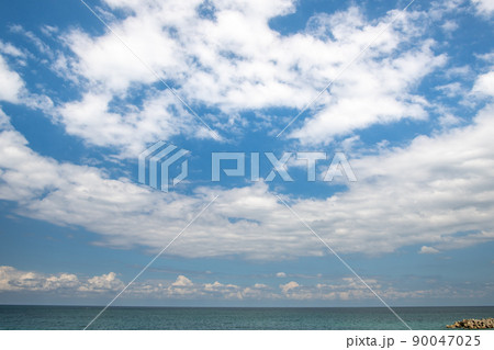 海の水平線と青空 90047025