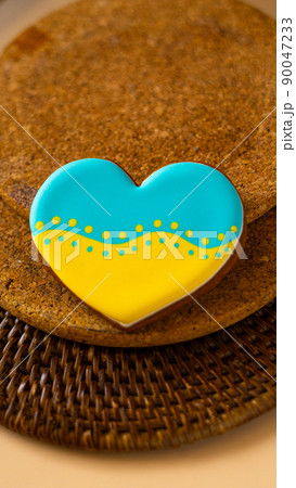 gingerbread heart shaped cookie with ukrainian flag 90047233