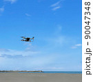 空撮に飛び立ち飛行するドローン 空撮に飛び立ち飛行するドローン 90047348