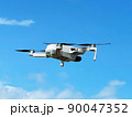 空撮に飛び立ち飛行するドローン 空撮に飛び立ち飛行するドローン 90047352