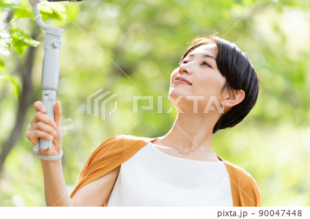 新緑　スマホ　配信　Vlog　女性 90047448