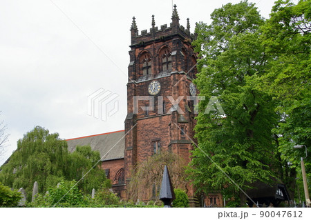 イギリスリヴァプールウールトン　ジョンレノンとポールマッカートニーが初めて会ったセントピーターズ教会 90047612