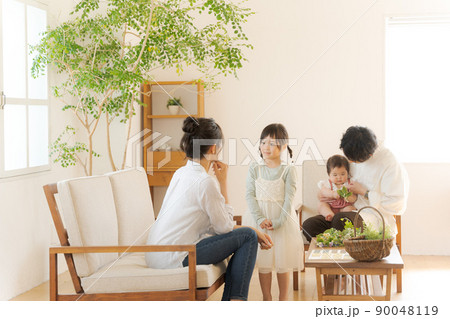 幸せなファミリー　室内 90048119