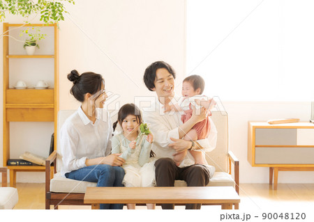 幸せなファミリー　室内 90048120