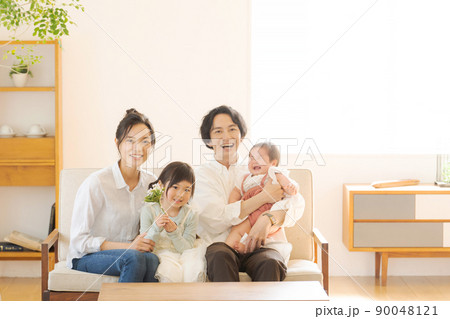 幸せなファミリー 室内 幸せなファミリー 室内 90048121