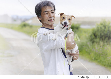 愛犬を抱っこする男性 愛犬を抱っこする男性 90048604