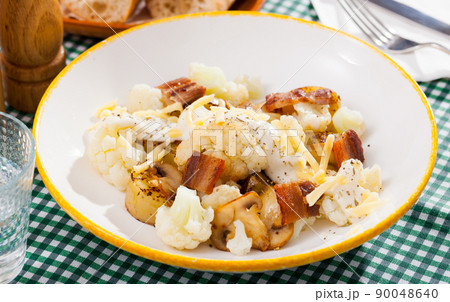 Baked potatoes with cauliflower, bacon, cheese sauce Baked potatoes with cauliflower, bacon, cheese sauce 90048640