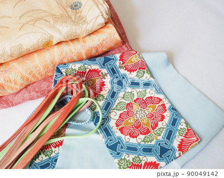 畳んだ着物、帯、帯締め 畳んだ着物、帯、帯締め 90049142