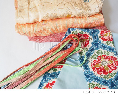 畳んだ着物、帯、帯締め 畳んだ着物、帯、帯締め 90049143