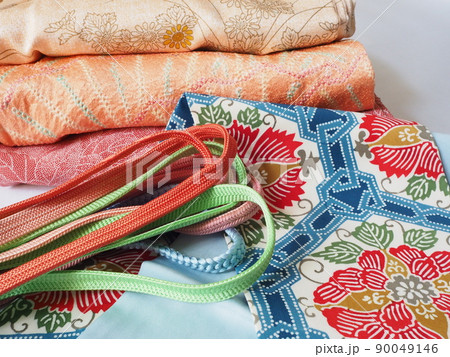 畳んだ着物、帯、帯締め 畳んだ着物、帯、帯締め 90049146