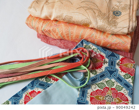 畳んだ着物、名古屋帯、帯締め 90049242