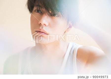 爽やかな朝に身支度をする男性　 90049973