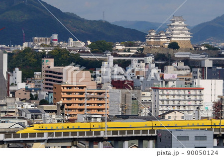 姫路城を背景に走るドクターイエロー　山陽新幹線　姫路～相生 90050124