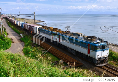 海を背景に走るED79 50牽引貨物列車　津軽線　蟹田―瀬辺地 90050695