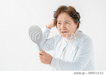 ヘアスタイルを気にするシニア女性 90051313