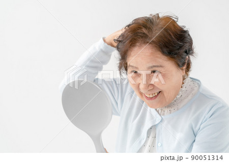 ヘアスタイルを気にするシニア女性 90051314