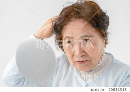 ヘアスタイルを気にするシニア女性 90051318