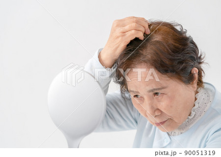 ヘアスタイルを気にするシニア女性 ヘアスタイルを気にするシニア女性 90051319