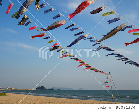 「虹ヶ浜海岸」の空に泳ぐ鯉のぼり① 90051374