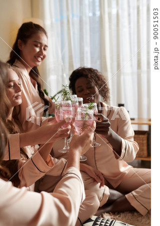 Young Women Enjoying Sleepover 90051503