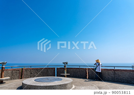 高知県土佐清水市 足摺岬展望台から太平洋を眺めるお遍路さん 高知県土佐清水市 足摺岬展望台から太平洋を眺めるお遍路さん 90053811