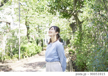 屋外を散歩する女性 屋外を散歩する女性 90053915