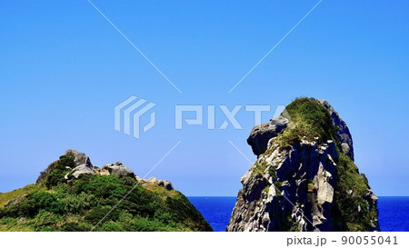 壱岐島のシンボルである猿岩の晴れた風景 90055041