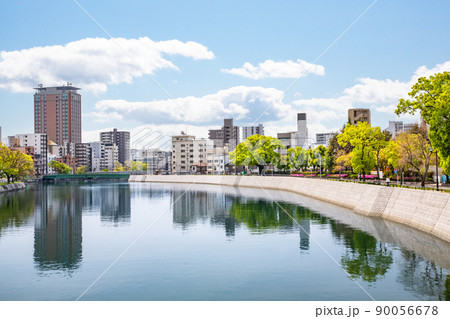 川のある市街地風景です。天満川の下流方面を写しています。広瀬橋西詰。広島県 川のある市街地風景です。天満川の下流方面を写しています。広瀬橋西詰。広島県 90056678