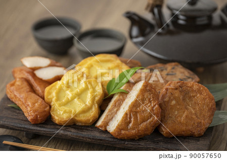 皿に盛られた薩摩揚げ 90057650