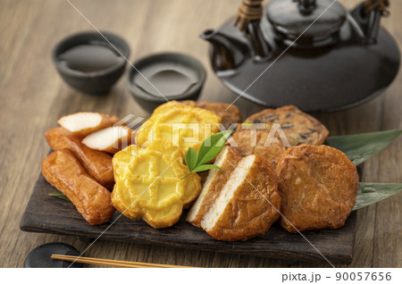 皿に盛られた薩摩揚げ 皿に盛られた薩摩揚げ 90057656