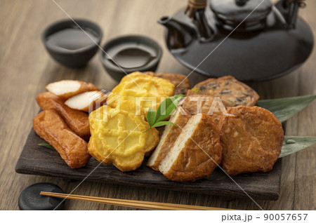 皿に盛られた薩摩揚げ 皿に盛られた薩摩揚げ 90057657