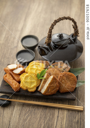 皿に盛られた薩摩揚げ 皿に盛られた薩摩揚げ 90057658