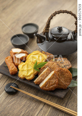 皿に盛られた薩摩揚げ 90057659