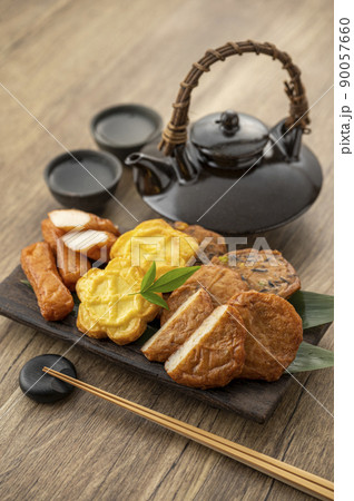 皿に盛られた薩摩揚げ 90057660